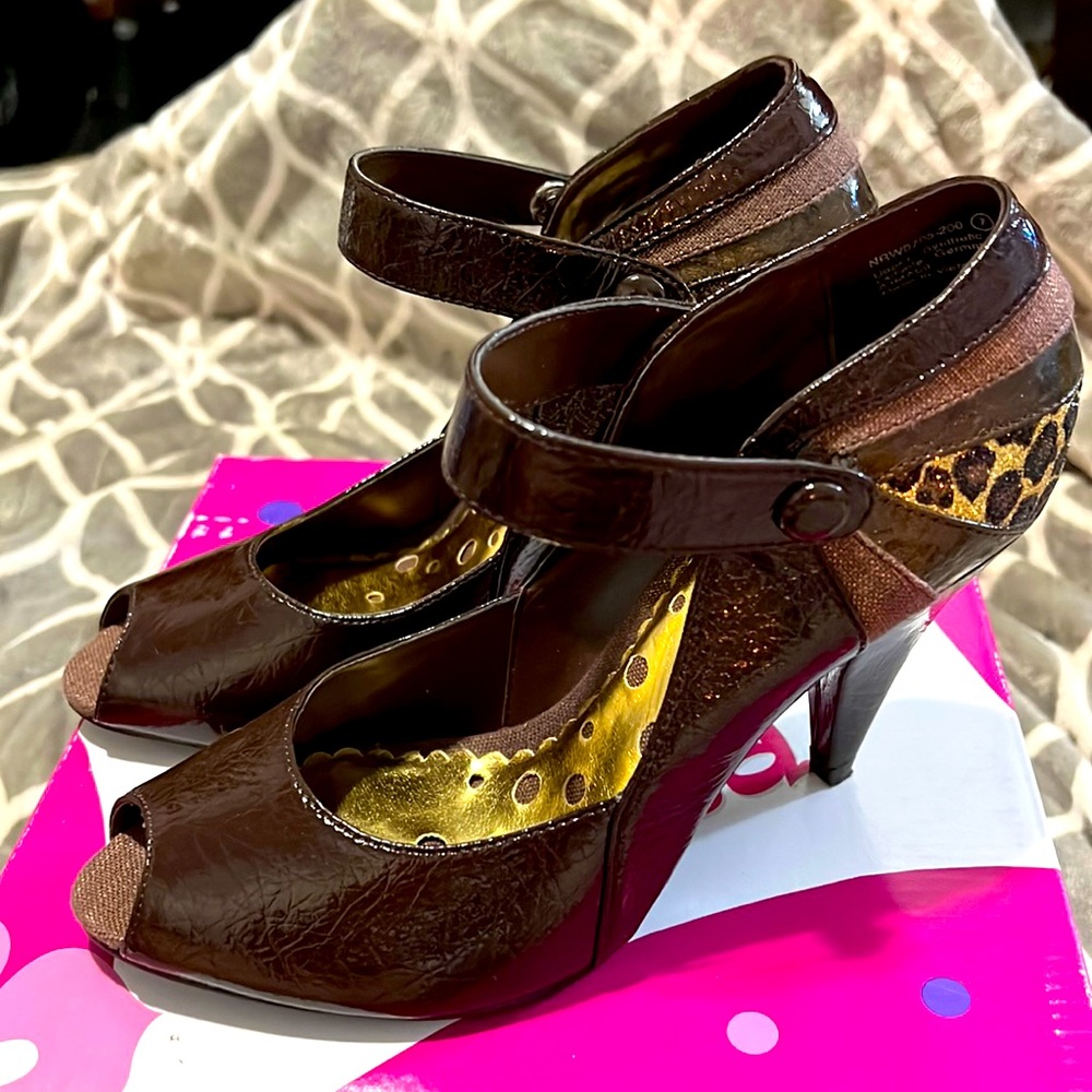 Women’s size 7 brown strappy high heel’s, worn once